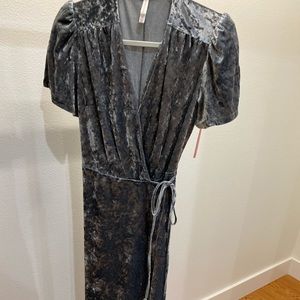 Silver Velvet Waterfall Wrap Dress!! NWT🌟